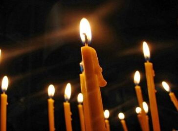 Τι πρέπει να λέμε όταν ανάβουμε ένα κερί;