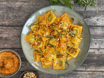 Ραβιόλι με ρικότα και κόκκινο πέστο