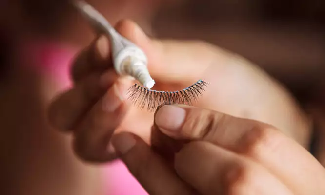 Τι μπορεί να πάθετε από τις ψεύτικες βλεφαρίδες. Πώς να προστατευθείτε Τι μπορεί να πάθετε από τις ψεύτικες βλεφαρίδες. Πώς να προστατευθείτε