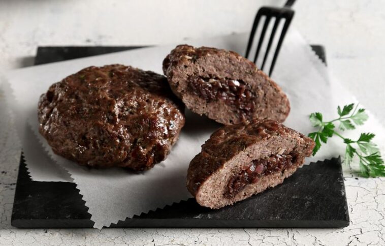 Μπιφτέκια μαϊντανάτα γεμιστά με μελωμένα κρεμμύδια