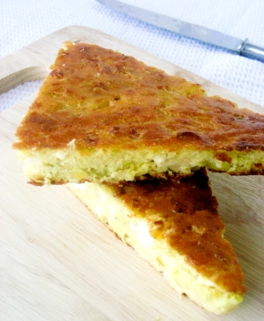 Πλαστό: πίτα-ψωμί με καλαμπoκάλευρο, πράσα και φέτα