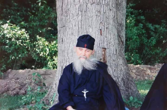 Γέροντας Εφραίμ Αριζόνας: Γιατί σε κατατρώγει η λύπη και πορεύεσαι σκυθρωπός;