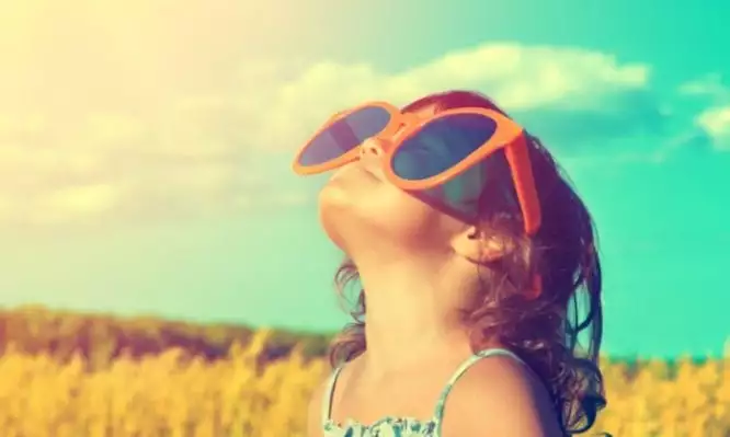 Παιδί και έκθεση στον ήλιο: Οι κανόνες ασφάλειας ανά ηλικία