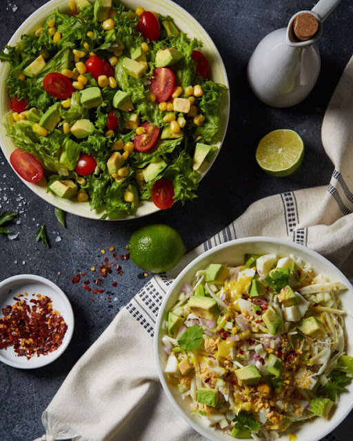 Πράσινη σαλάτα με αβοκάντο καλαμπόκι και σάλτσα τσίλι Πράσινη σαλάτα με αβοκάντο καλαμπόκι και σάλτσα τσίλι