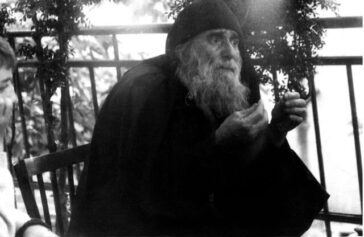 Αλίμονο στον μοναχό ή στη μοναχή που δεν νιώθουν τον πόνο του λαού τους!