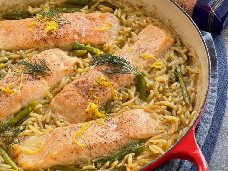 Κριθαράκι με σπαράγγια και σολομό Κριθαράκι με σπαράγγια και σολομό