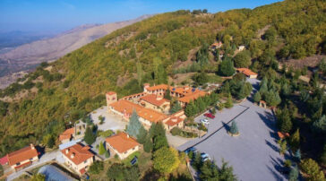 Ιερά μονή μεταμορφώσεως του Σωτήρος, στο Δρυόβουνο του Δήμου Βοΐου στο Νομό Κοζάνης.