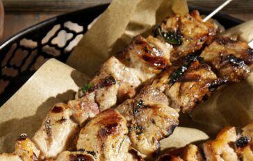 Χοιρινά σουβλάκια μαριναρισμένα σε ούζο και φρέσκο δυόσμο