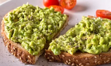 Ειδικοί προτείνουν αυτόν τον συνδυασμό στο πρωινό ως τον #1 για την υγεία της καρδιάς