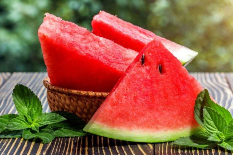 Επτά τρόφιμα που μας ξεδιψούν καλύτερα από το νερό