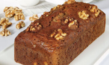 Καρυδόπιτα νηστίσιμη σιροπιαστή με σιμιγδάλι και φρυγανιά