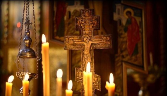 Άναψαν τα τρία κεριά του Σταυρού χωρίς να σβήνουν!