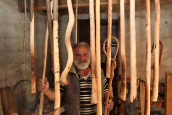 Ο Δημήτρης Παναγιώτου (Λυγερεύς) και το εργαστήρι χειροποίητων ξυλόγλυπτων εικόνων