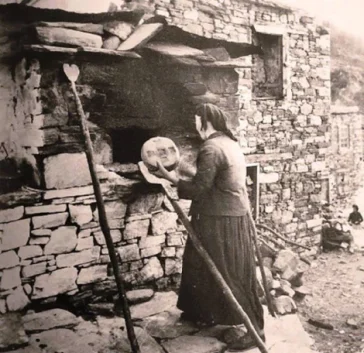 Ο μανιάτικος φούρνος και η παρασκευή του ψωμιού στη Μάνη.