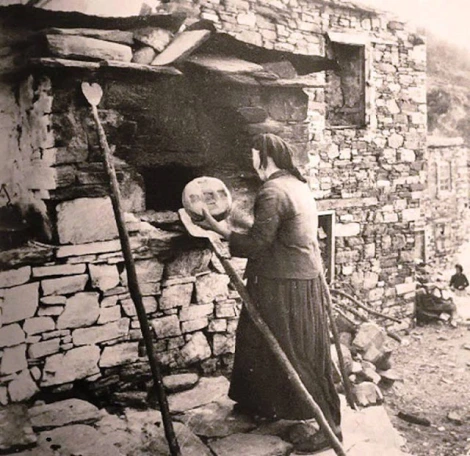 Ο μανιάτικος φούρνος και η παρασκευή του ψωμιού στη Μάνη.