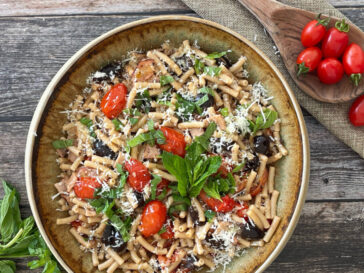 Χωριάτικα μακαρόνια με λούντζα και χαλλούμι