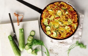 Κιμάς με ντομάτα, αυγά και κολοκυθάκια