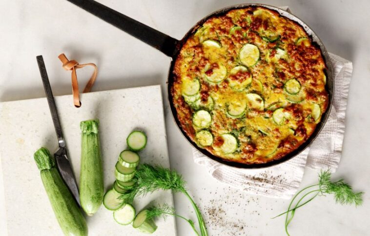 Κιμάς με ντομάτα, αυγά και κολοκυθάκια