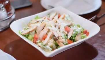 Μία πεντανόστιμη σαλάτα που κάνει και για κυρίως γεύμα