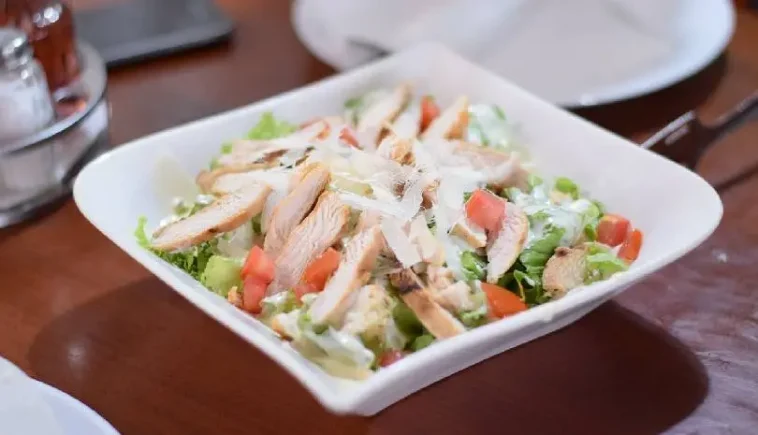 Μία πεντανόστιμη σαλάτα που κάνει και για κυρίως γεύμα