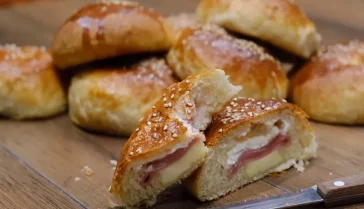 Αφράτα Τυροψωμάκια με ζαμπόν και ζύμη Γιαουρτιού.