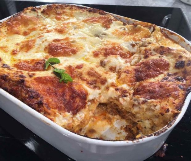 Λαζάνια με κιμά μπολονέζ και εύκολη μπεσαμέλ Λαζάνια με κιμά μπολονέζ και εύκολη μπεσαμέλ