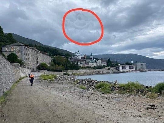 Η εικόνα τραβήχτηκε στο Άγιον Όρος στο βάθος η Ι.Μ Παντελεήμονος (Ρωσικό).