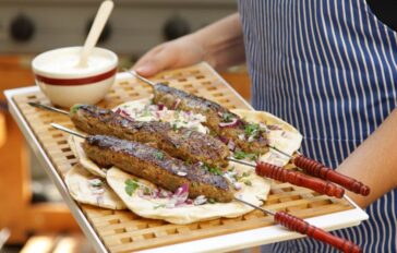 Κεμπάπ με τριών λογιών κιμάδες, ζυμωμένα με ανατολίτικα μπαχαρικά και πιπεριές