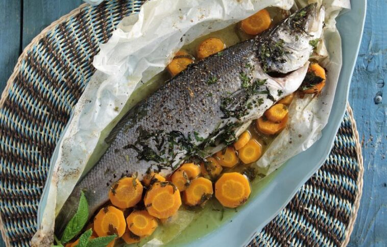 Λαβράκι στη λαδόκολλα με κρασί και μυρωδικά