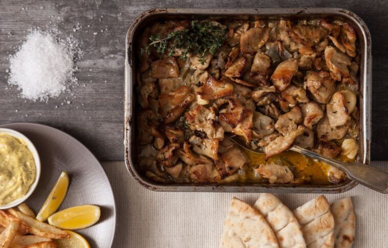 Χοιρινό ψιλοκομμένο στον φούρνο με κρεμμύδια και μουστάρδα