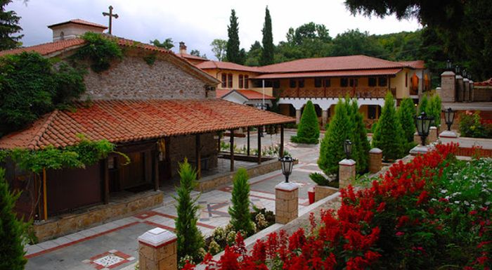 Το μοναστήρι, οι μοναχοί και οι επισκέπτες