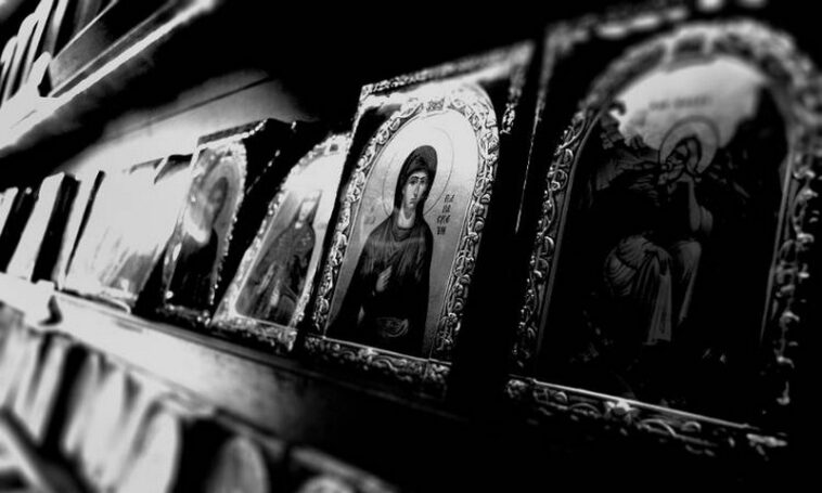 Οι εικόνες είναι ιερές – Μας κοιτάζουν οι Άγιοι