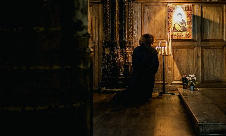 Έτσι κι εμείς πρέπει να γονατίζουμε πρωί και βράδυ ενώπιον του Θεού, με προσευχή Έτσι κι εμείς πρέπει να γονατίζουμε πρωί και βράδυ ενώπιον του Θεού, με προσευχή