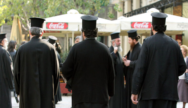 Γιατί οι ιερείς φοράνε μαύρο ράσο;