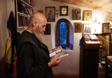 Με κάλεσαν να αγιάσω κάποιο διαμέρισμα. Η οικοδέσποινα παραπονέθηκε για την παρουσία ενός ξένου στο σπίτι