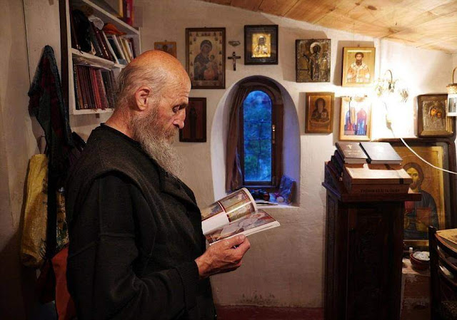 Με κάλεσαν να αγιάσω κάποιο διαμέρισμα. Η οικοδέσποινα παραπονέθηκε για την παρουσία ενός ξένου στο σπίτι Με κάλεσαν να αγιάσω κάποιο διαμέρισμα. Η οικοδέσποινα παραπονέθηκε για την παρουσία ενός ξένου στο σπίτι