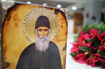 Ἅγιος Παΐσιος ὁ Ἁγιορείτης: «Νὰ ζῆτε ταπεινά, ἁπλά, πνευματικά, ὥστε σὲ μιὰ δύσκολη στιγμὴ νὰ μὴν ἀναγκασθῆτε νὰ κάνετε συμβιβασμούς»