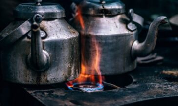 «Βράζει καί χύνεται»