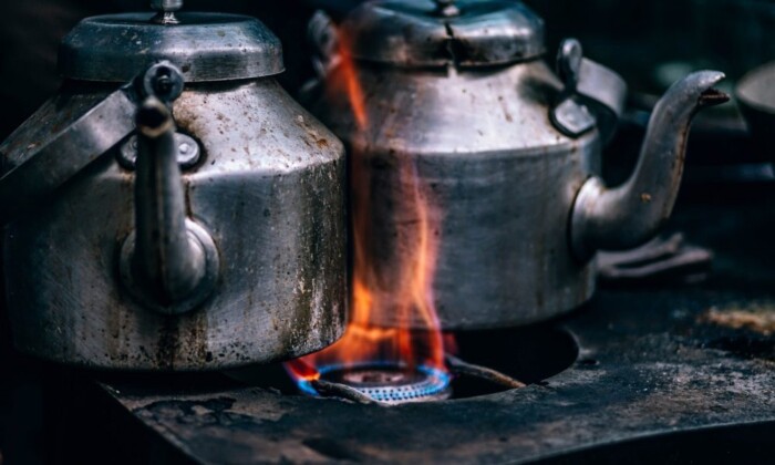 «Βράζει καί χύνεται»