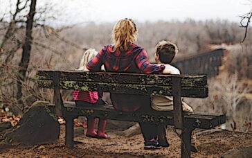 Τι πρέπει πρώτα να μαθαίνει η μητέρα στα παιδιά της;