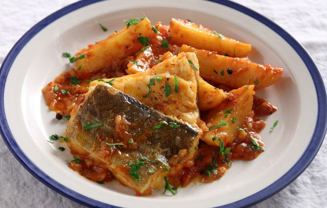 Βακαλάος αγιορείτικος με πατάτες και κόκκινη σάλτσα