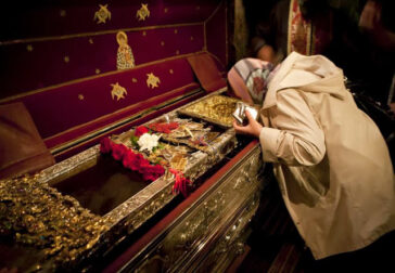 Ἅγιος Παίσιος: “Ὁ Θεός οἰκονόμησε νά μείνει ἄφθαρτο τό Λείψανο, γιά νά βοηθιοῦνται οἱ ἄνθρωποι”