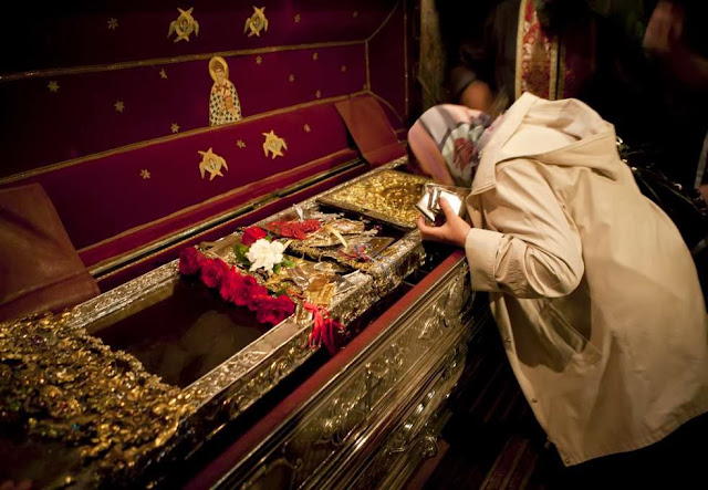 Ἅγιος Παίσιος: “Ὁ Θεός οἰκονόμησε νά μείνει ἄφθαρτο τό Λείψανο, γιά νά βοηθιοῦνται οἱ ἄνθρωποι”