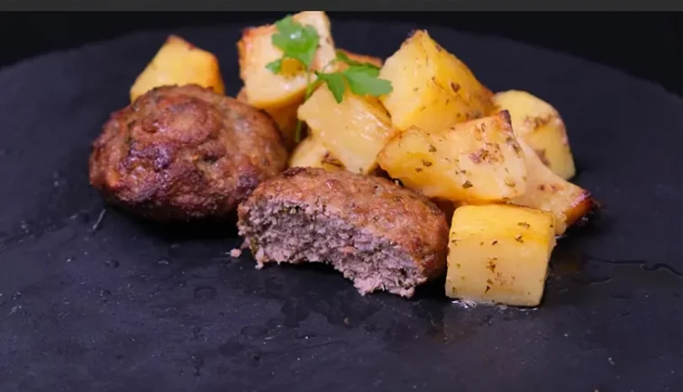 Μπιφτέκια στο φούρνο με λεμονάτες πατάτες
