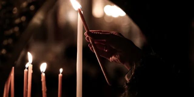 Όταν ανάβεις μελισσοκέρι στην Εκκλησία δηλώνεις 12 πράγματα