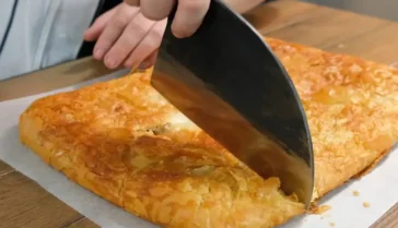 Πρασοκιμαδόπιτα λατρεμένη σε 10 λεπτά , εύκολη ζουμερή με μια κάπως διαφορετική συνταγή.