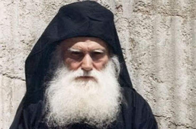 Όσιος Εφραίμ Κατουνακιώτης: «Μεγάλη δύναμη έχει το πετραχήλι, παιδί μου. Μεγάλη δύναμη»