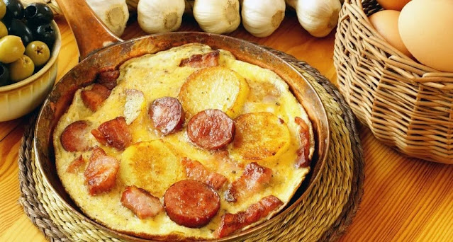 Φρουτάλια Άνδρου: Η παραδοσιακή ομελέτα με λουκάνικο