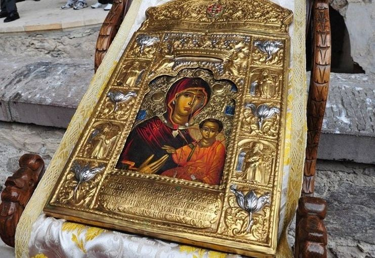 Κάθε μέρα σε κάθε παράκλησή μας Εκείνη απαντάει