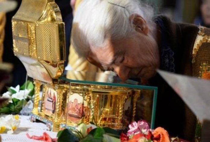 Γιατί τιμούμε και προσκυνούμε τα ιερά λείψανα; Γιατί τιμούμε και προσκυνούμε τα ιερά λείψανα;